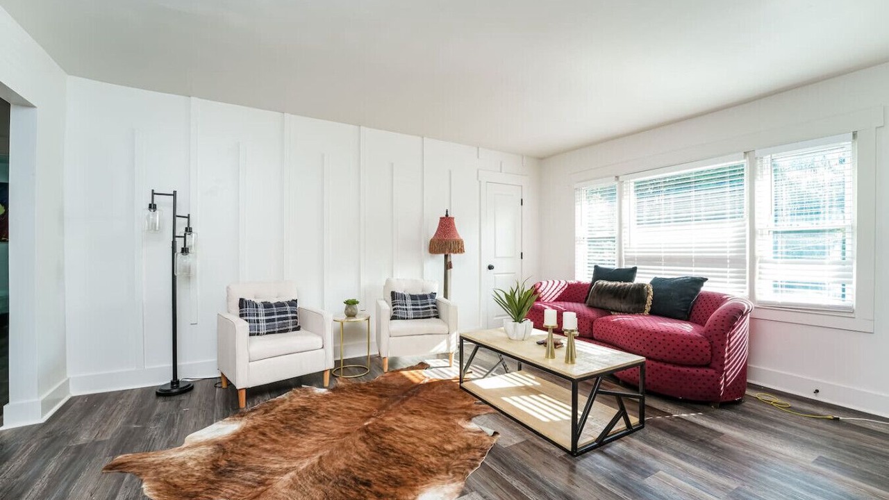 Photo of Livingroom in Candler-McAfee