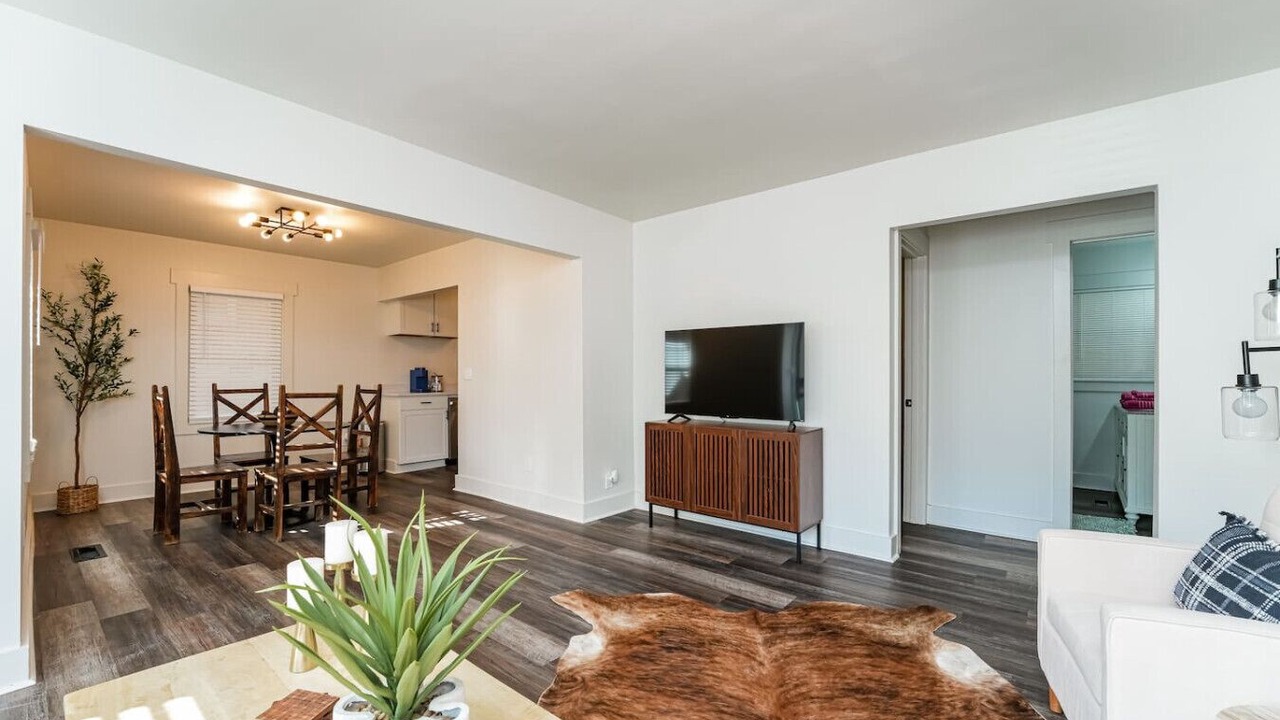 Photo of Livingroom in Candler-McAfee