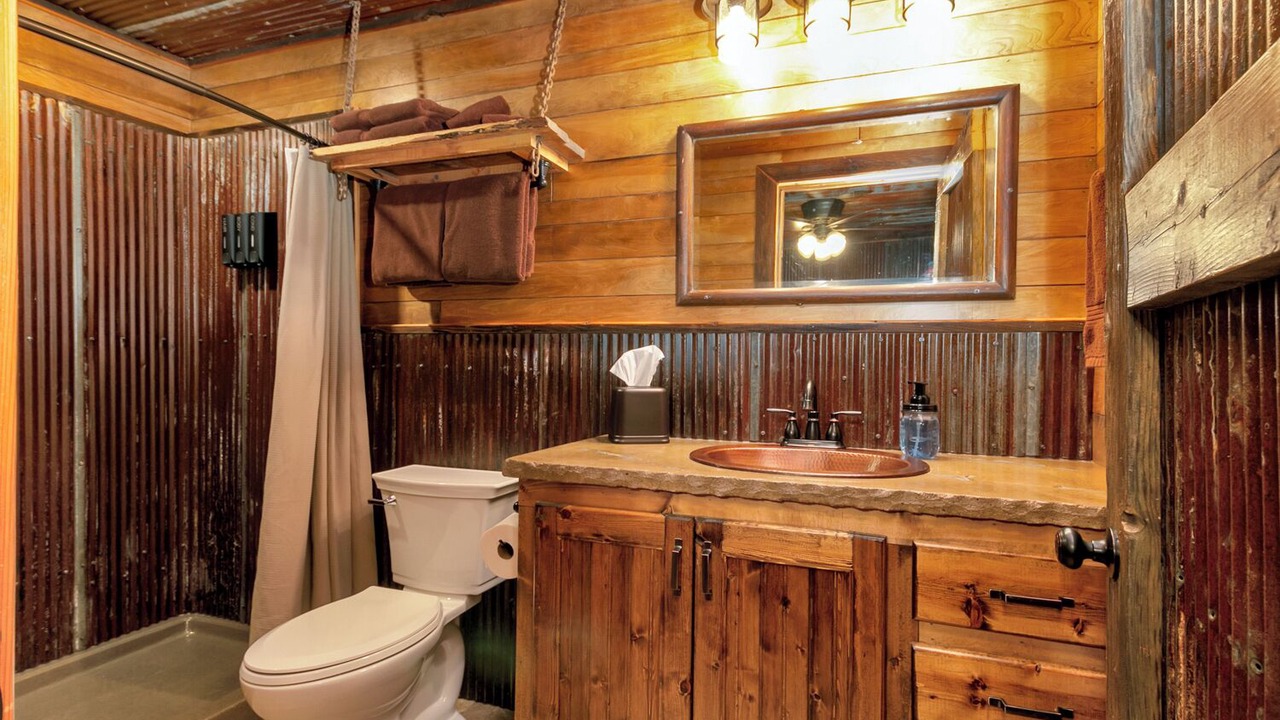 Photo of Bathroom in Grandview Plaza