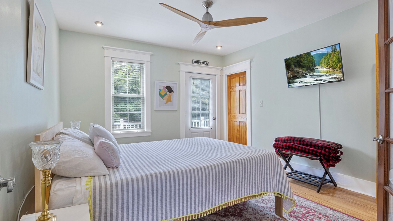 Photo of Bedroom in Front Park