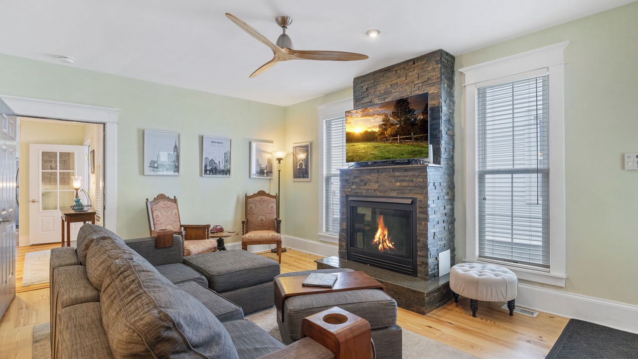 Photo of Livingroom in Front Park