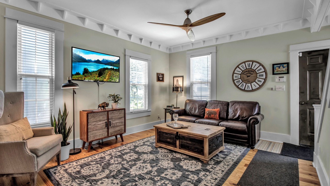 Photo of Livingroom in Front Park