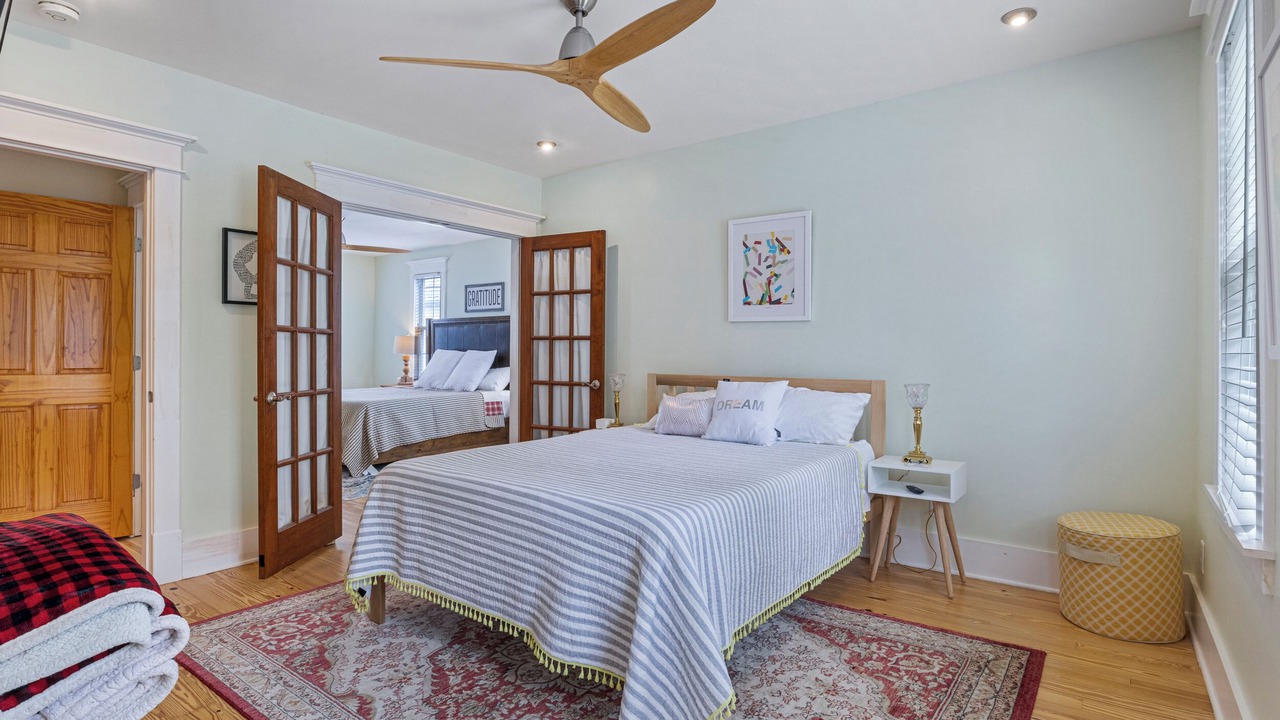 Photo of Bedroom in Front Park