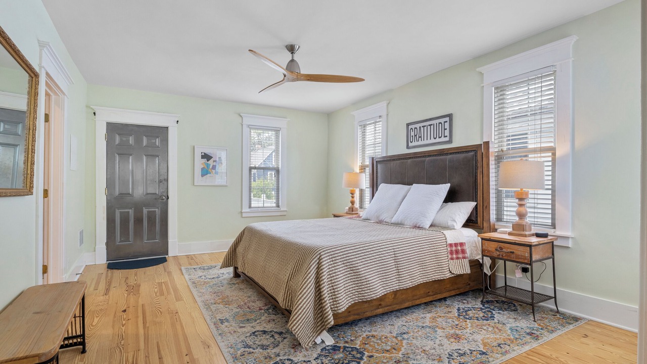 Photo of Bedroom in Front Park
