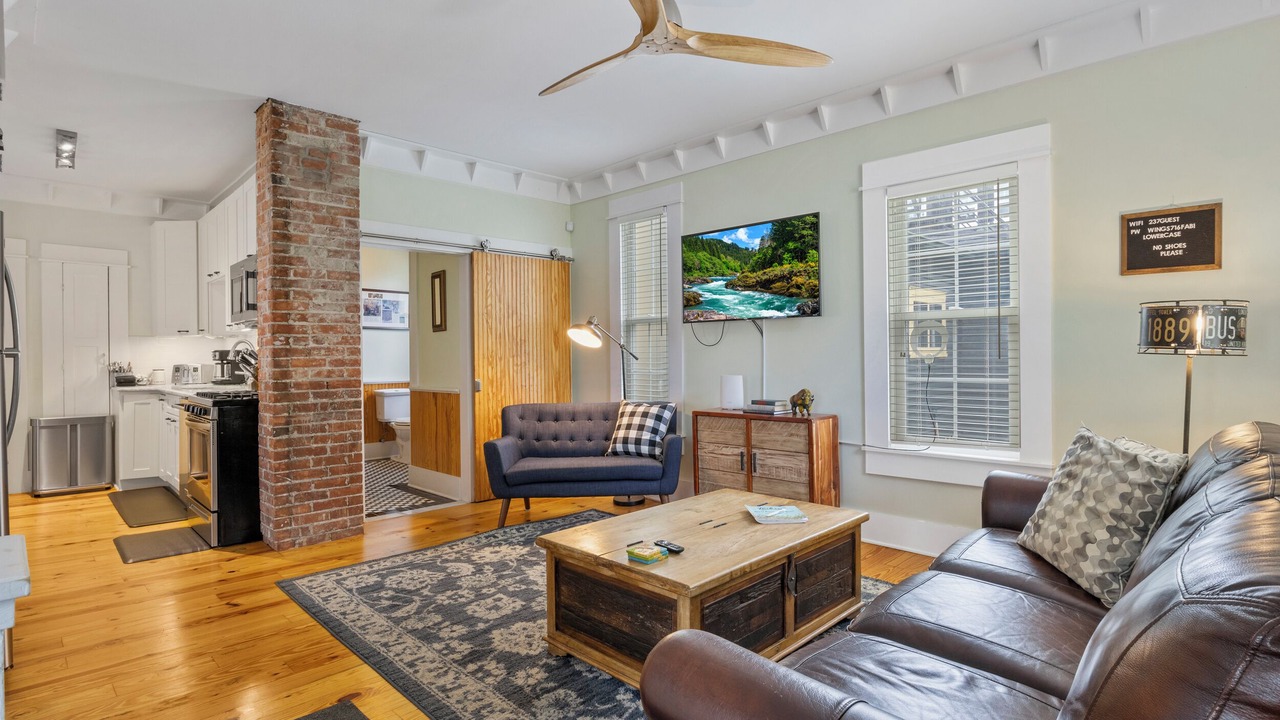 Photo of Livingroom in Front Park
