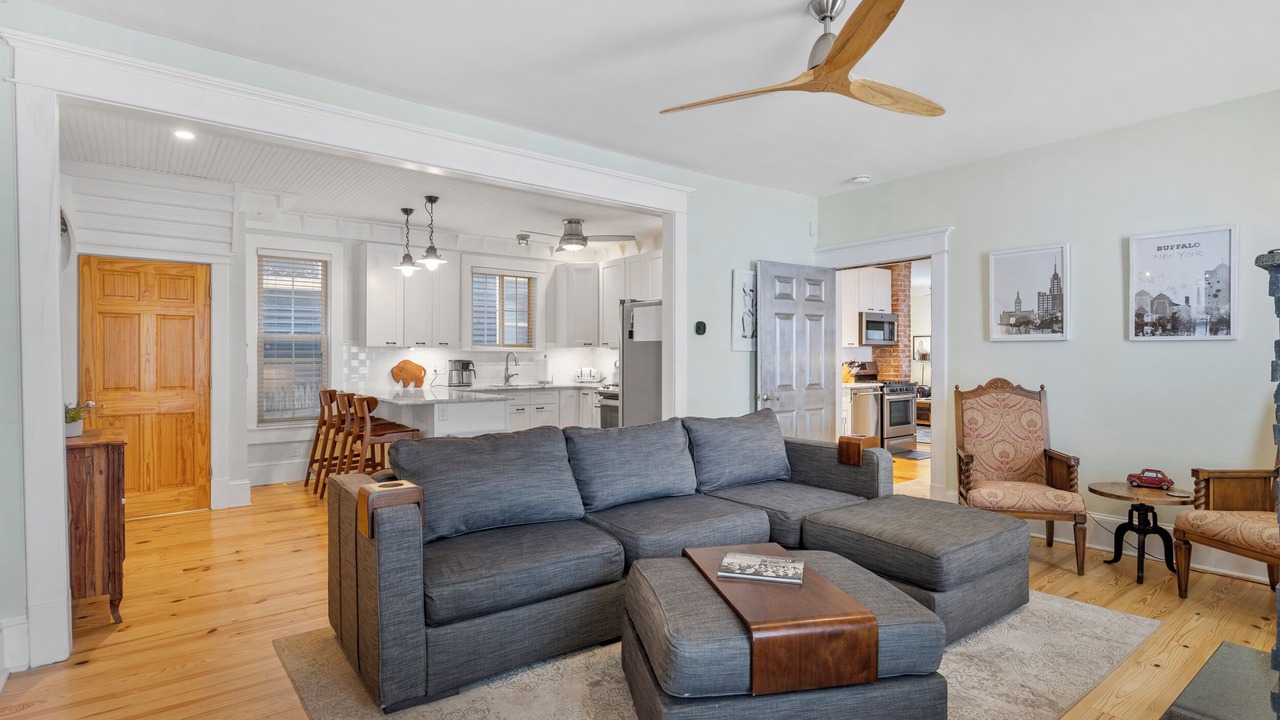 Photo of Livingroom in Front Park