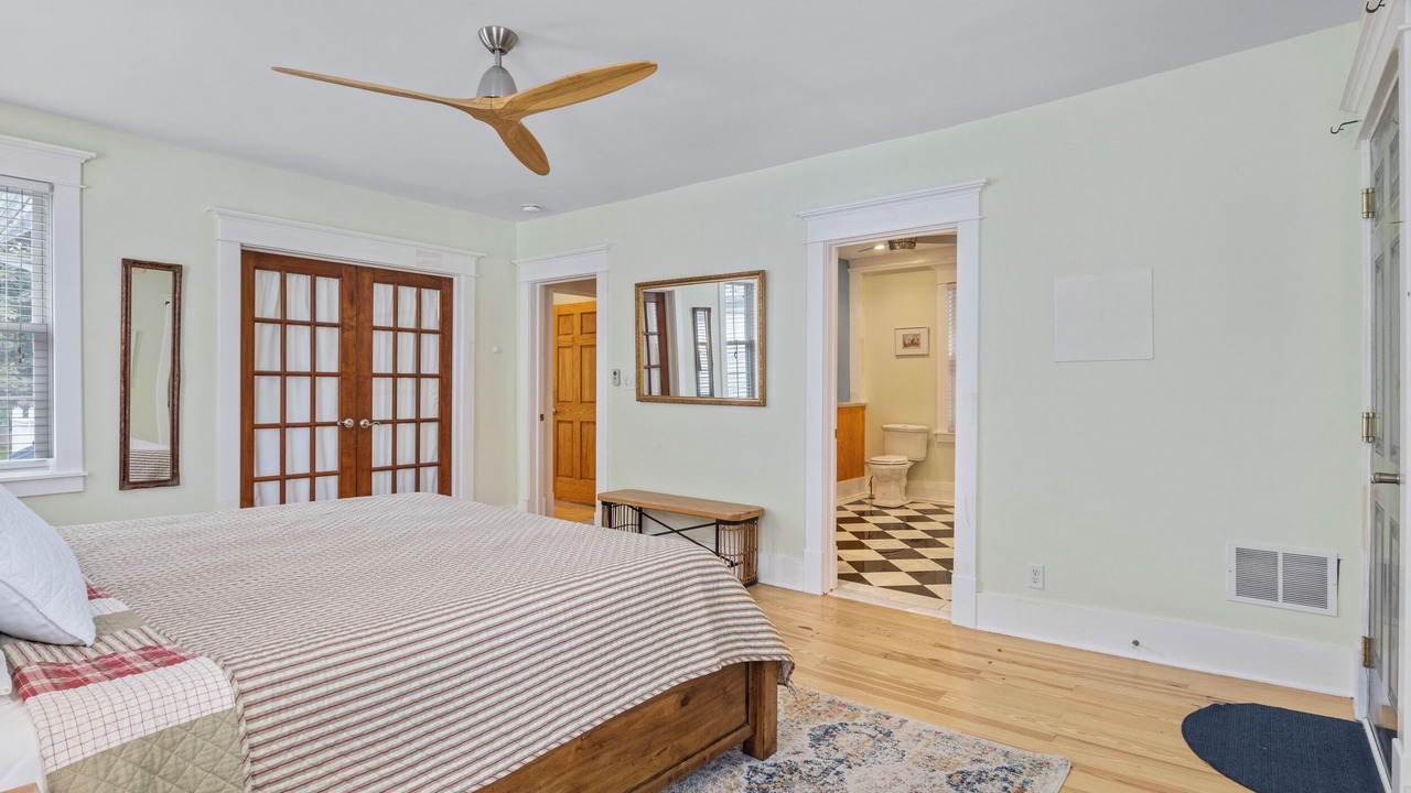 Photo of Bedroom in Front Park