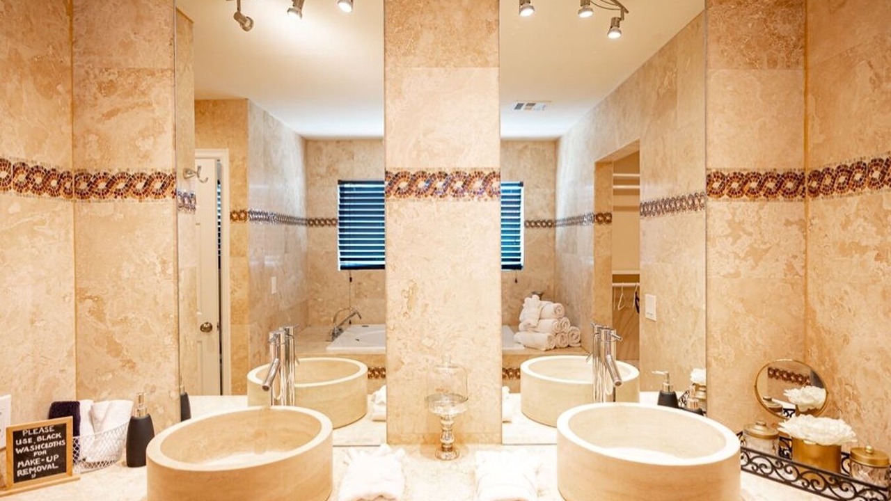 Photo of Bathroom in Rainbow Park