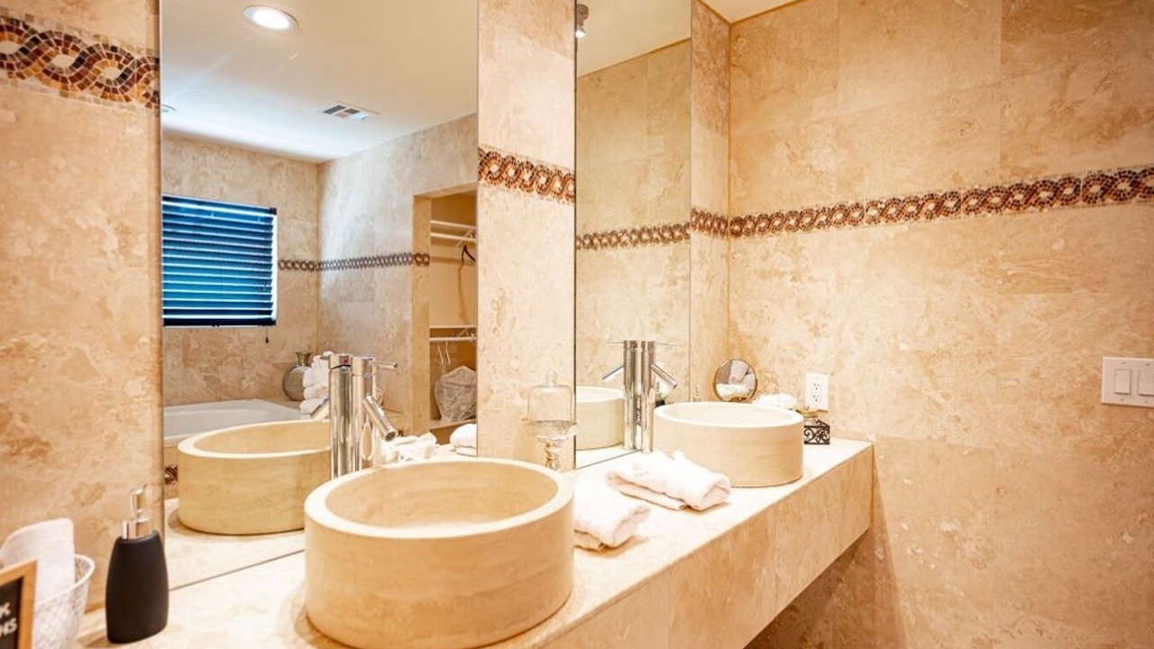 Photo of Bathroom in Rainbow Park