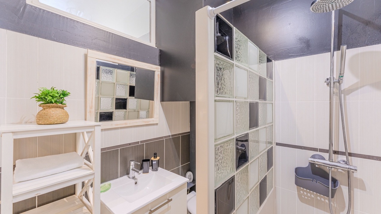Photo of Bathroom in Quai de la Fosse