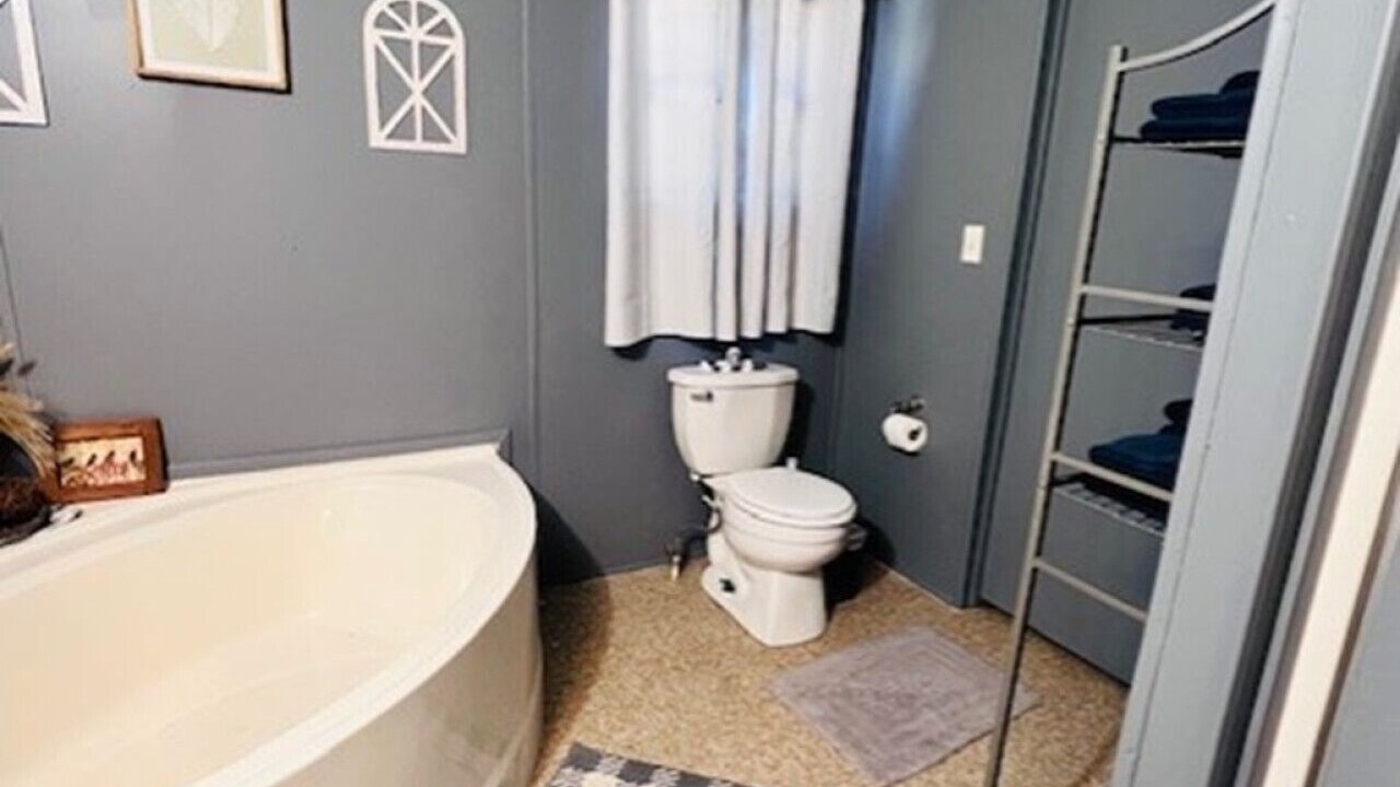 Photo of Bathroom in Redwood