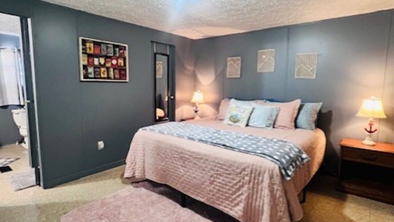 Photo of Bedroom in Redwood