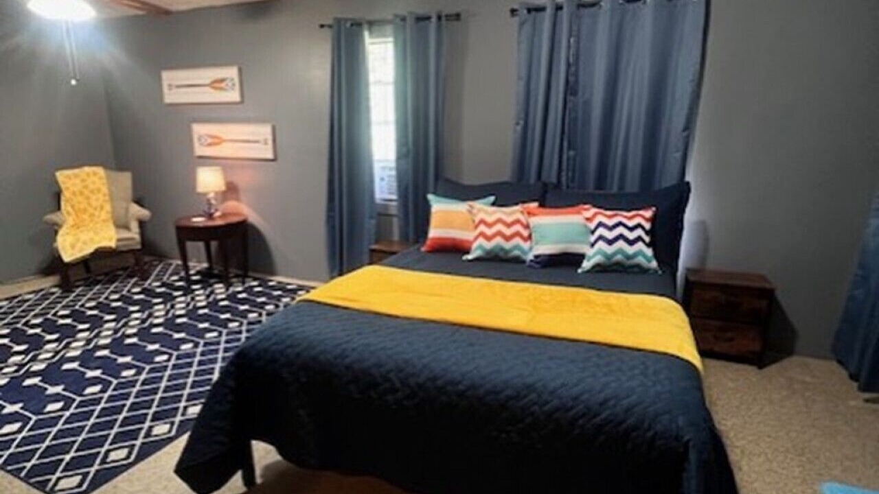 Photo of Bedroom in Redwood