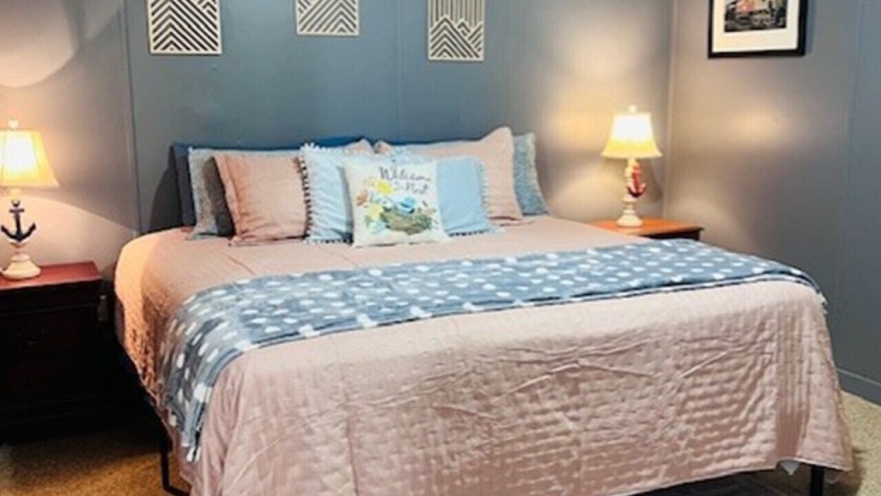 Photo of Bedroom in Redwood