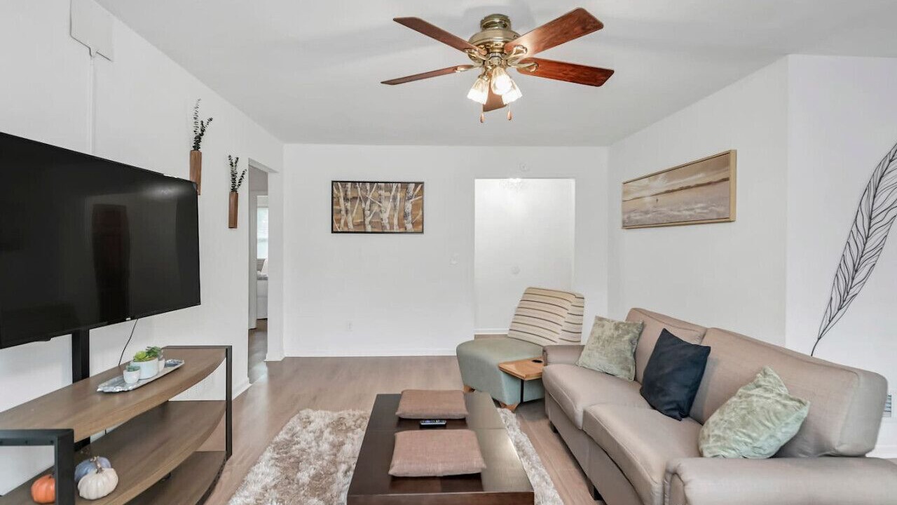 Photo of Livingroom in Oak Grove