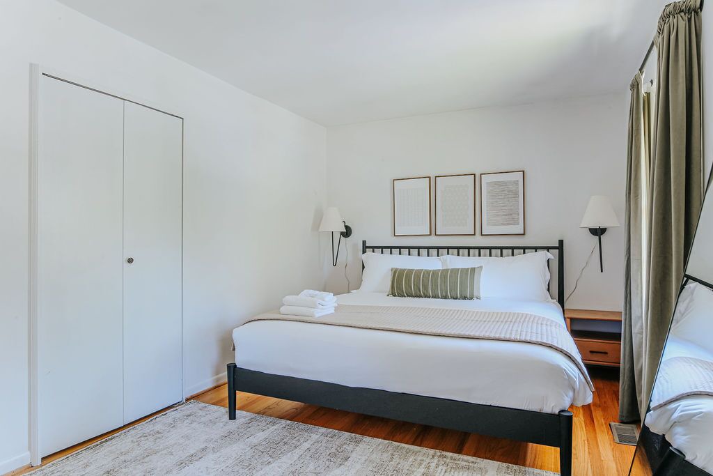 Photo of Bedroom in Jefferson Park Avenue