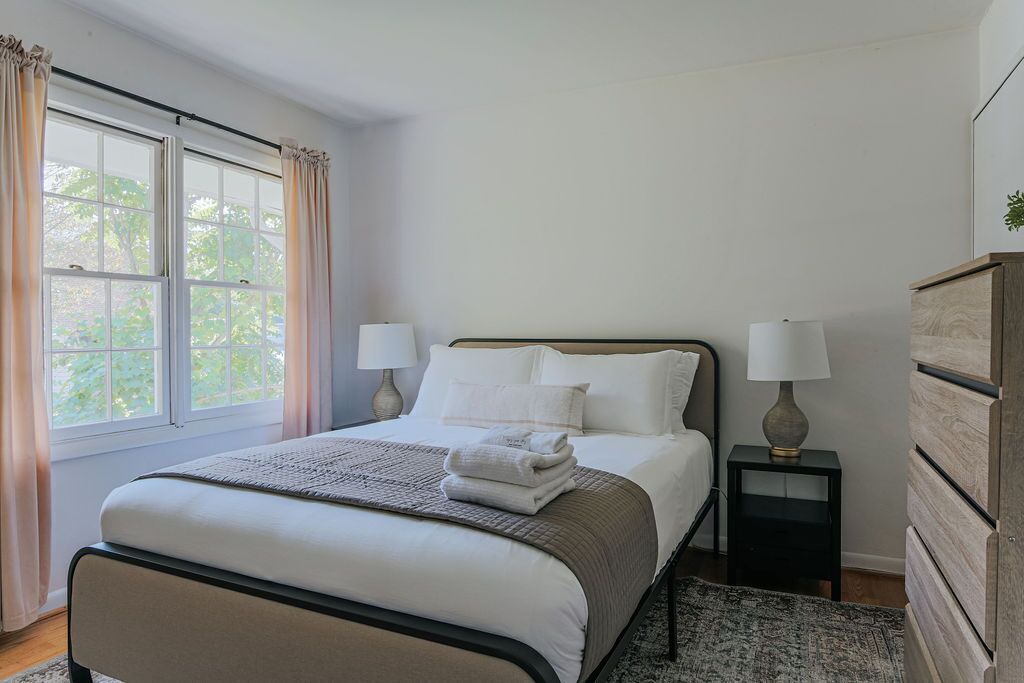 Photo of Bedroom in Jefferson Park Avenue