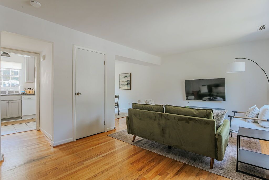 Photo of Livingroom in Jefferson Park Avenue
