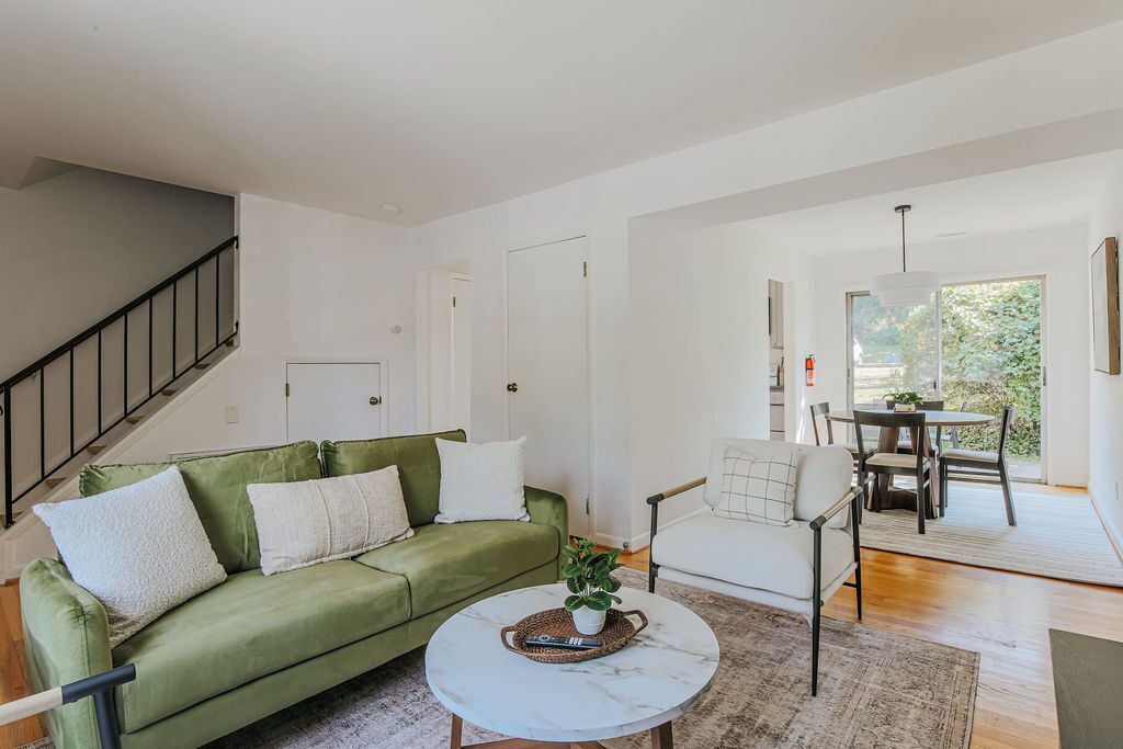 Photo of Livingroom in Jefferson Park Avenue