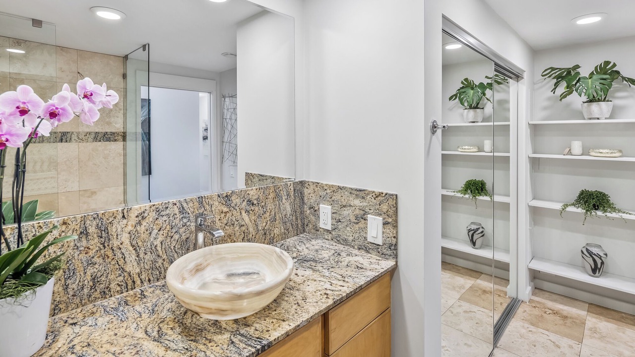 Photo of Bathroom in Diamond Head - Kapahulu - St. Louis