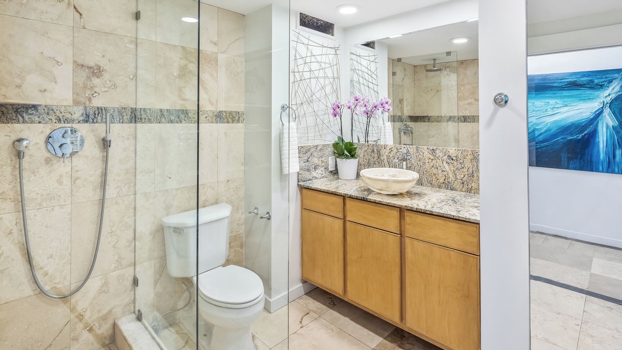 Photo of Bathroom in Diamond Head - Kapahulu - St. Louis