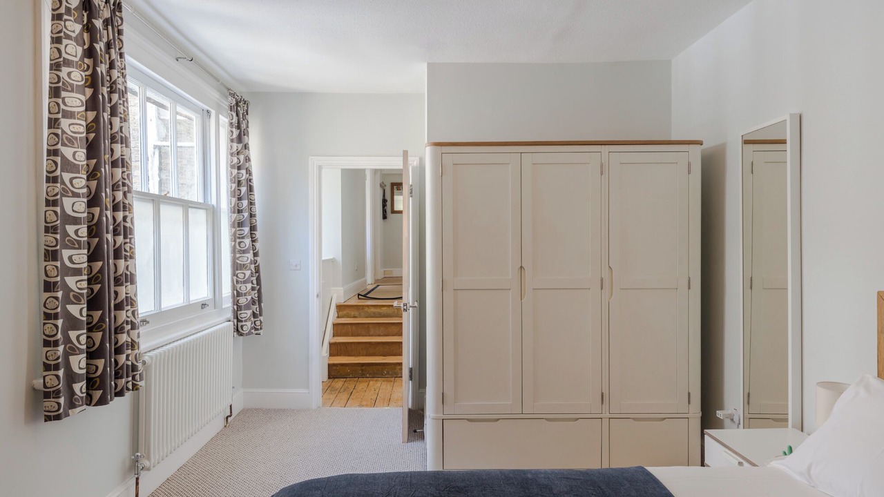 Photo of Bedroom in Oval