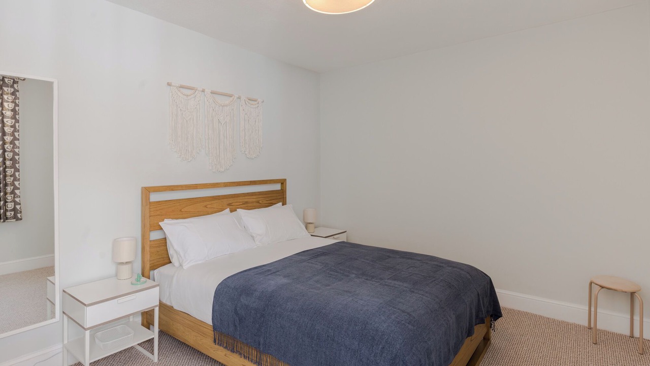 Photo of Bedroom in Oval