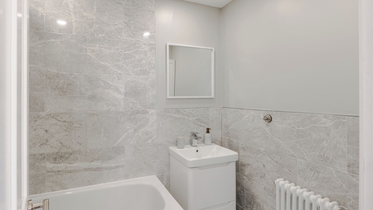 Photo of Bathroom in Oval