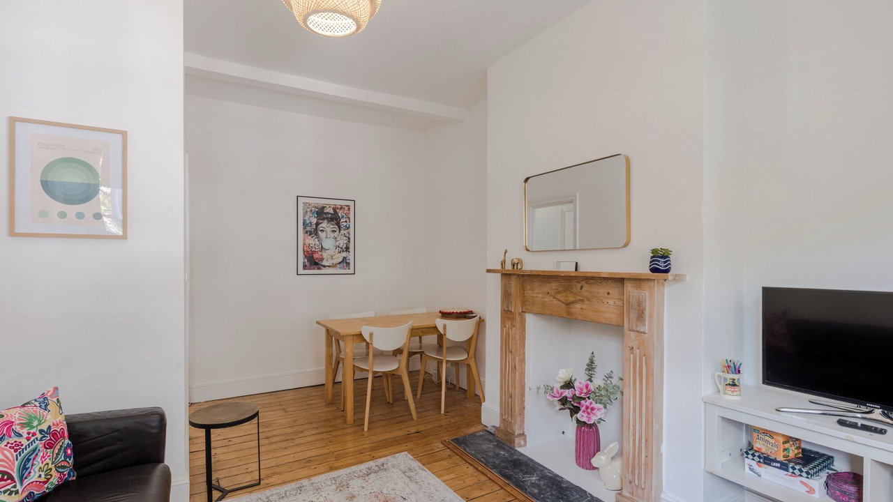 Photo of Livingroom in Oval