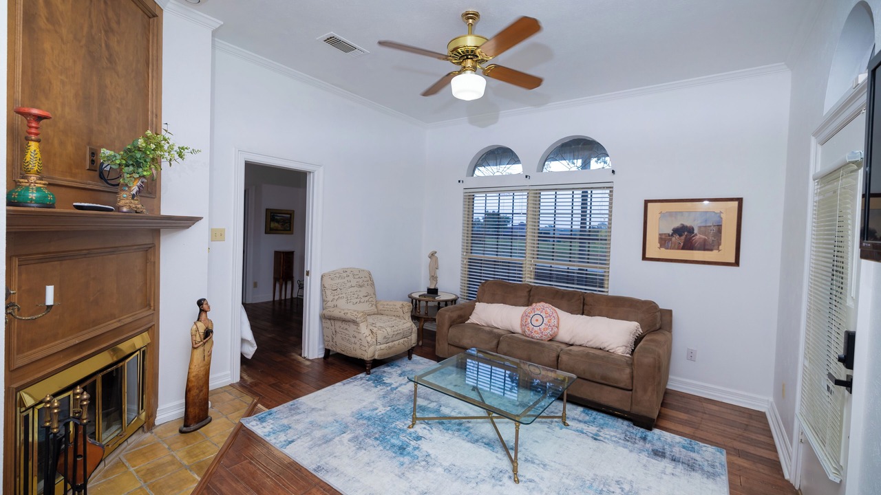 Photo of Livingroom in Aubrey