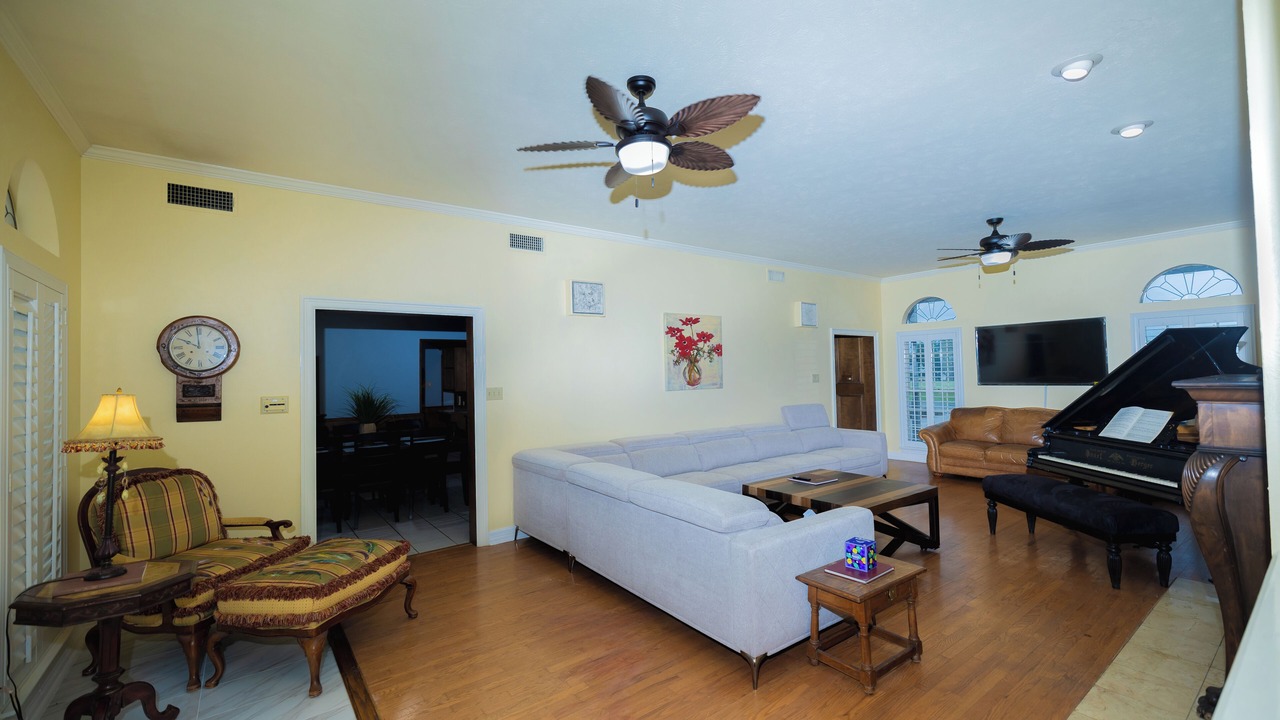 Photo of Livingroom in Aubrey