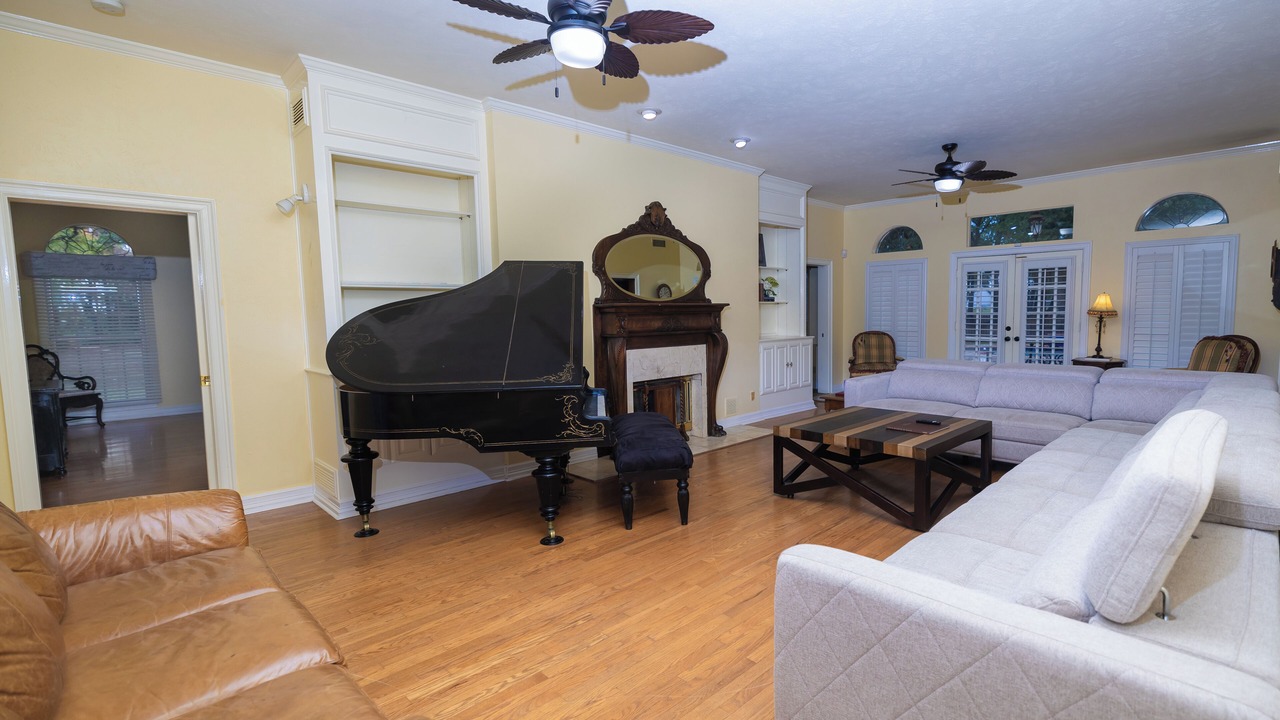 Photo of Livingroom in Aubrey