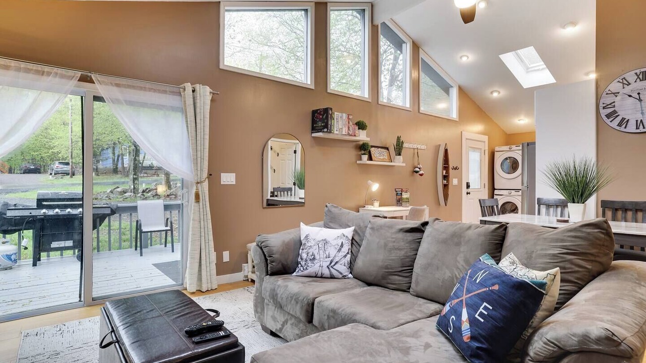 Photo of Livingroom in Tobyhanna
