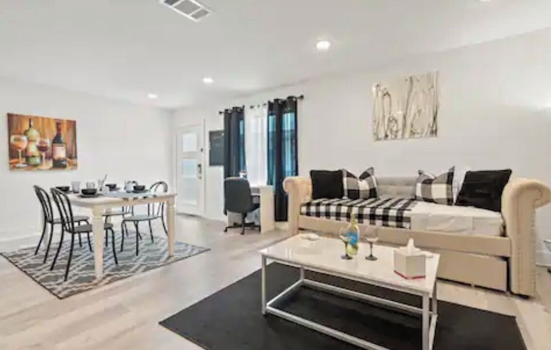 Photo of Livingroom in Peak's Suburban Addition