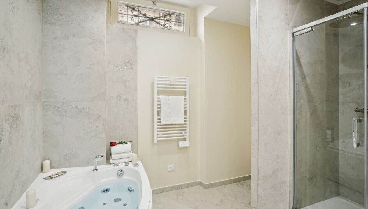 Photo of Bathroom in Quartier des Grandes-Carrieres