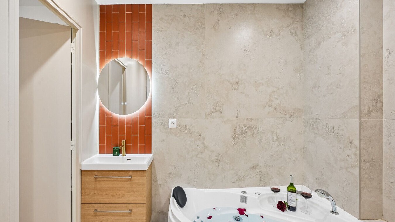 Photo of Bathroom in Quartier des Grandes-Carrieres