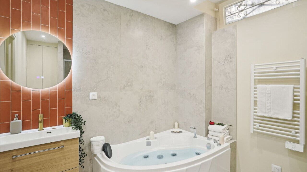 Photo of Bathroom in Quartier des Grandes-Carrieres
