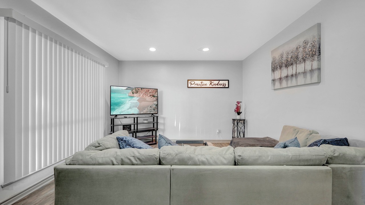Photo of Livingroom in Junius Heights