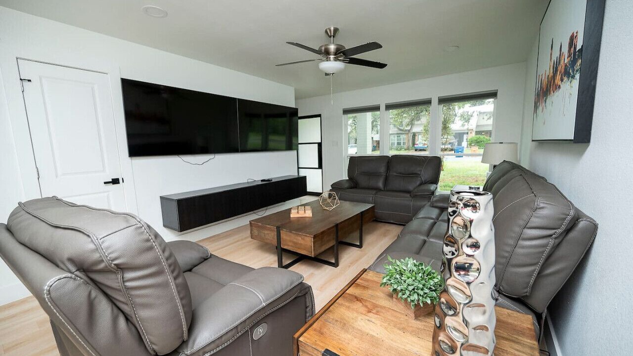 Photo of Livingroom in East Oak Hill