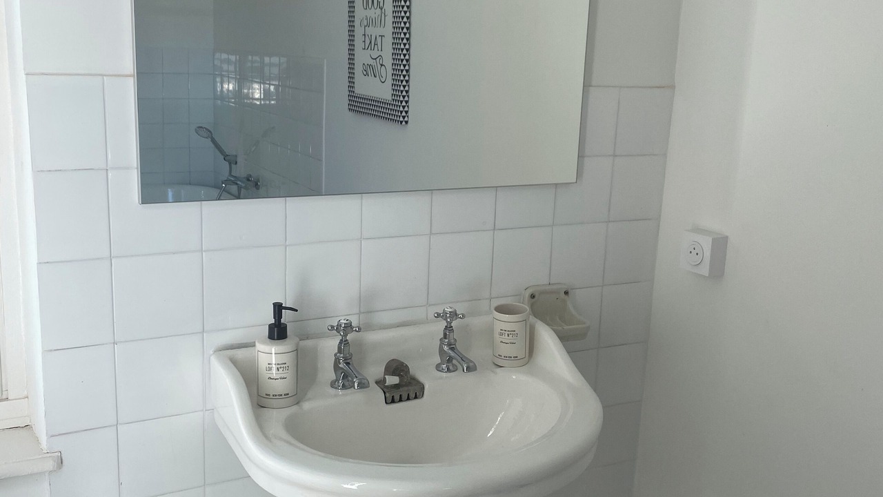 Photo of Bathroom in Barry-d'Islemade