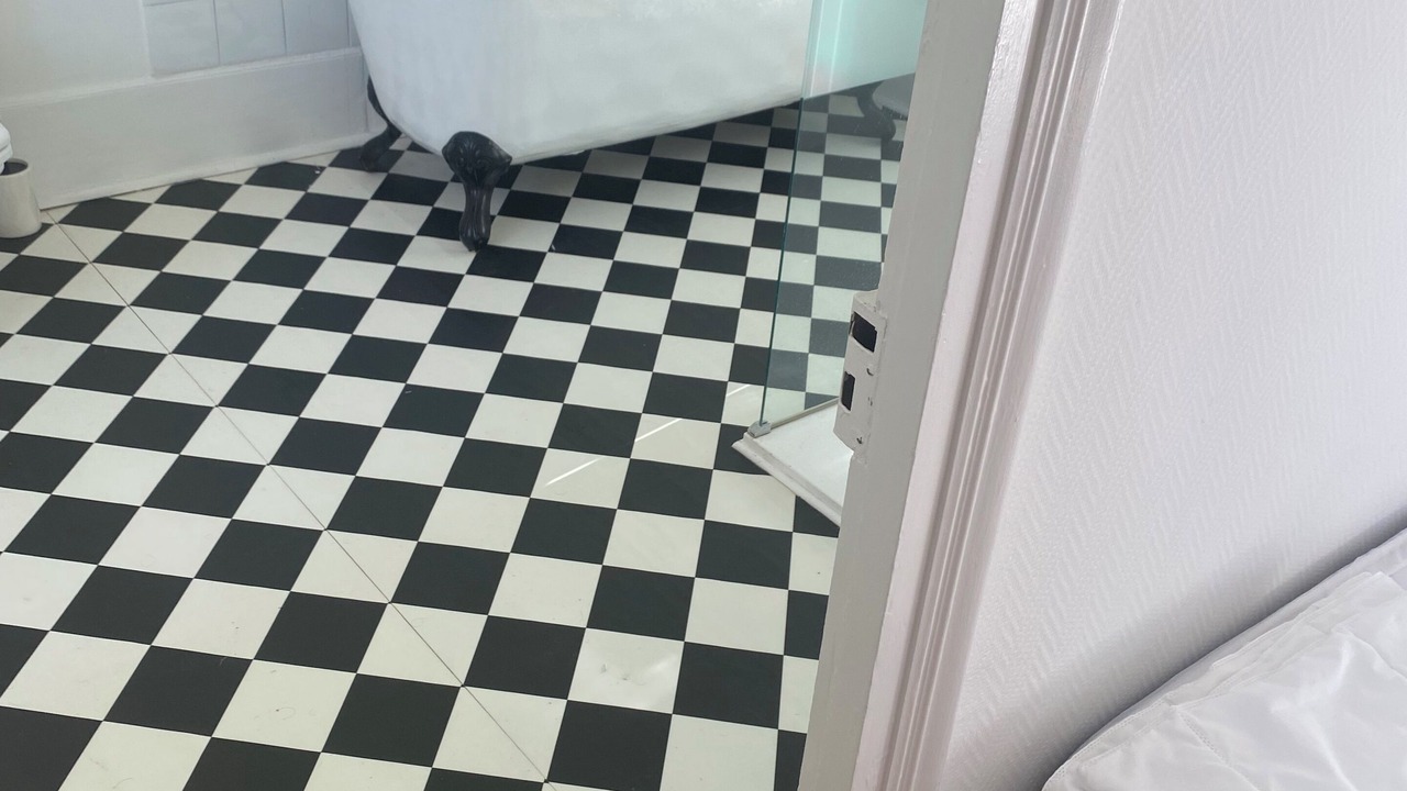 Photo of Bathroom in Barry-d'Islemade