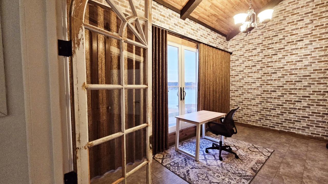 Photo of Others in Howard