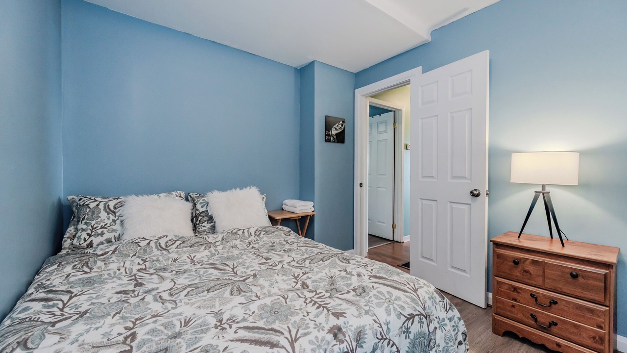 Photo of Bedroom in Colpoys Bay