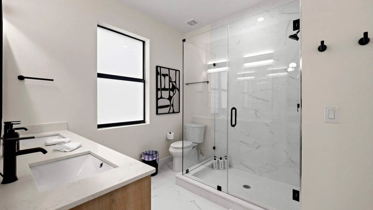 Photo of Bathroom in Pinecrest West Park