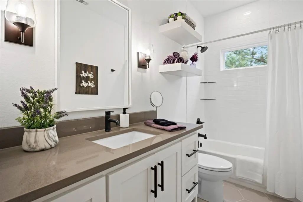 Photo of Bathroom in Central Arlington