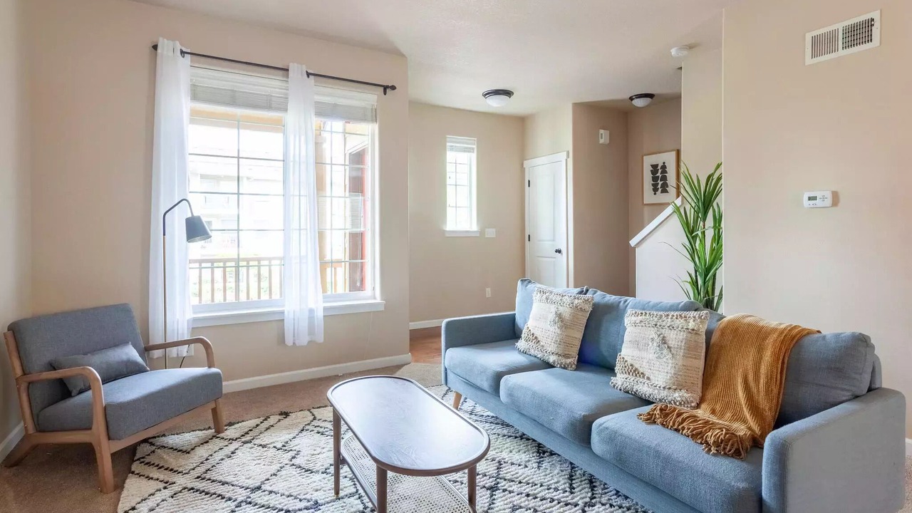 Photo of Livingroom in Five Oaks