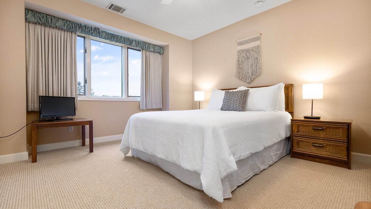 Photo of Bedroom in Acme