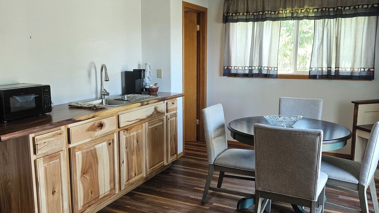 Photo of Others in Colbert