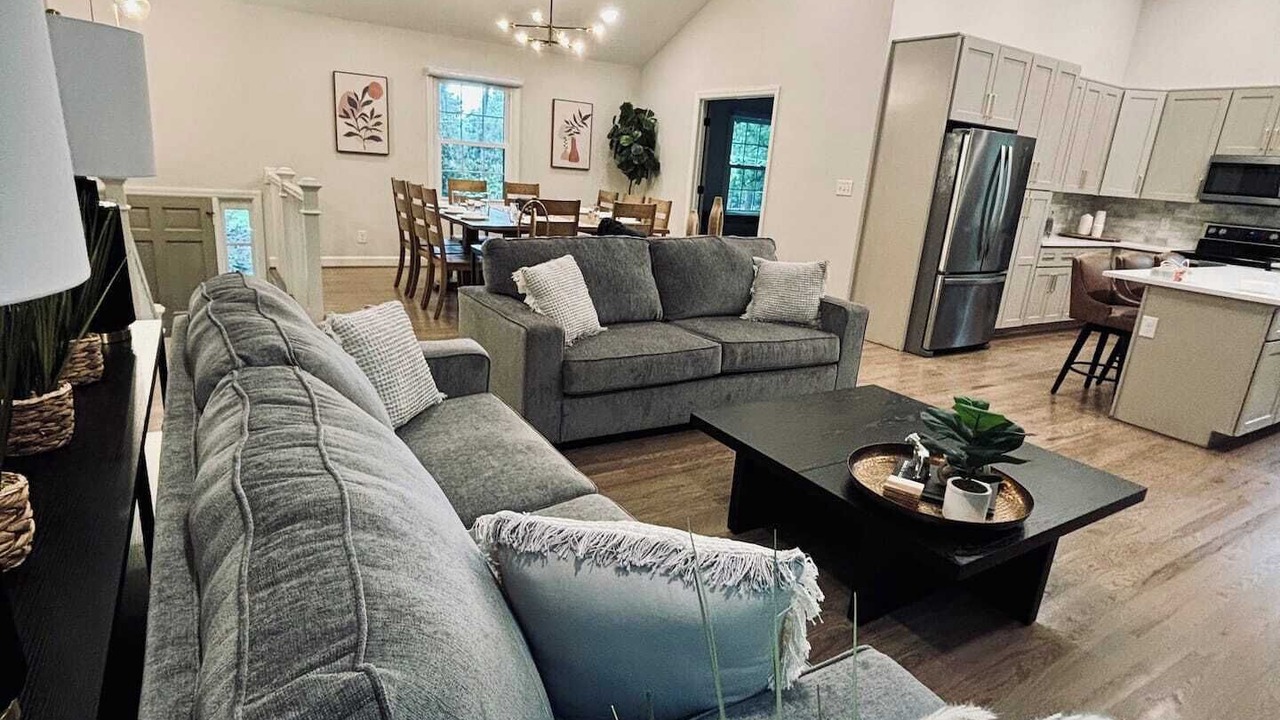 Photo of Livingroom in Northwest Raleigh