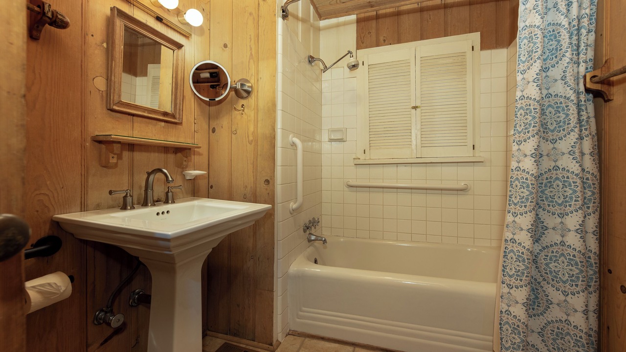 Photo of Bathroom in Elk Point